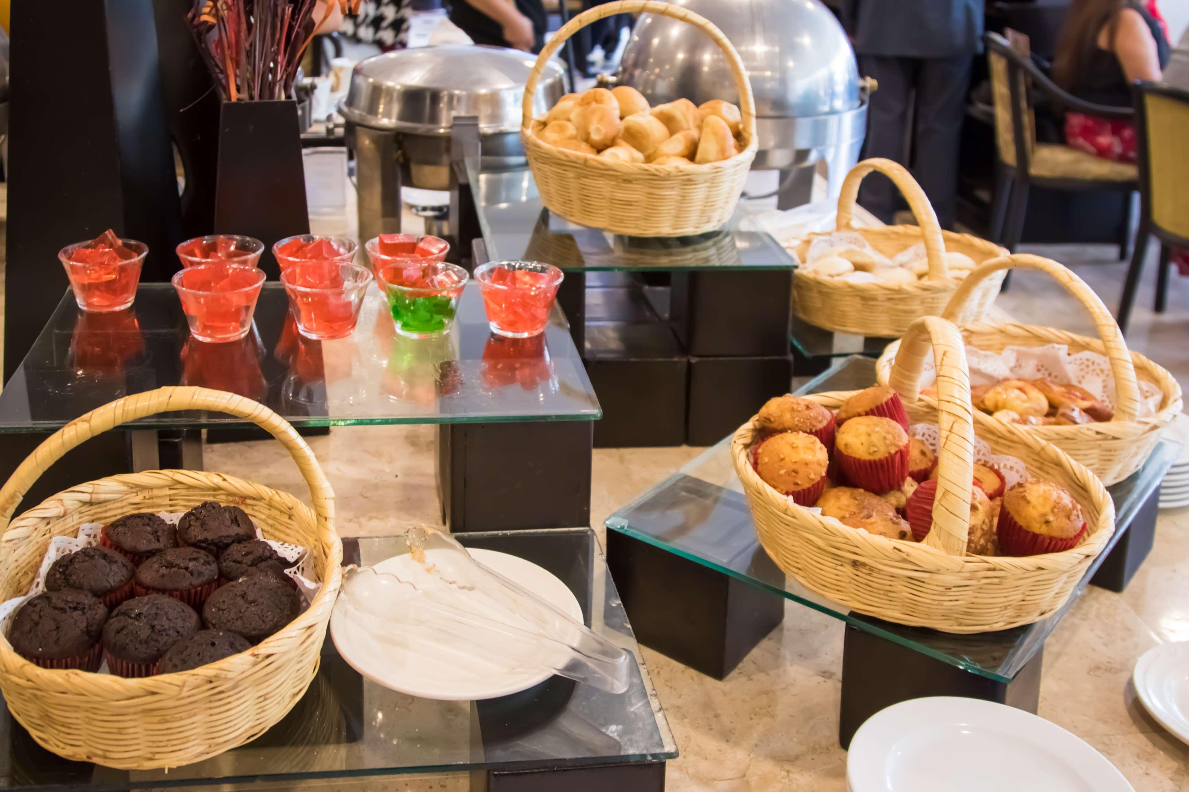 Grand Cantalagua Hotel Morelia, BW Signature Collection Экстерьер фото A dessert buffet