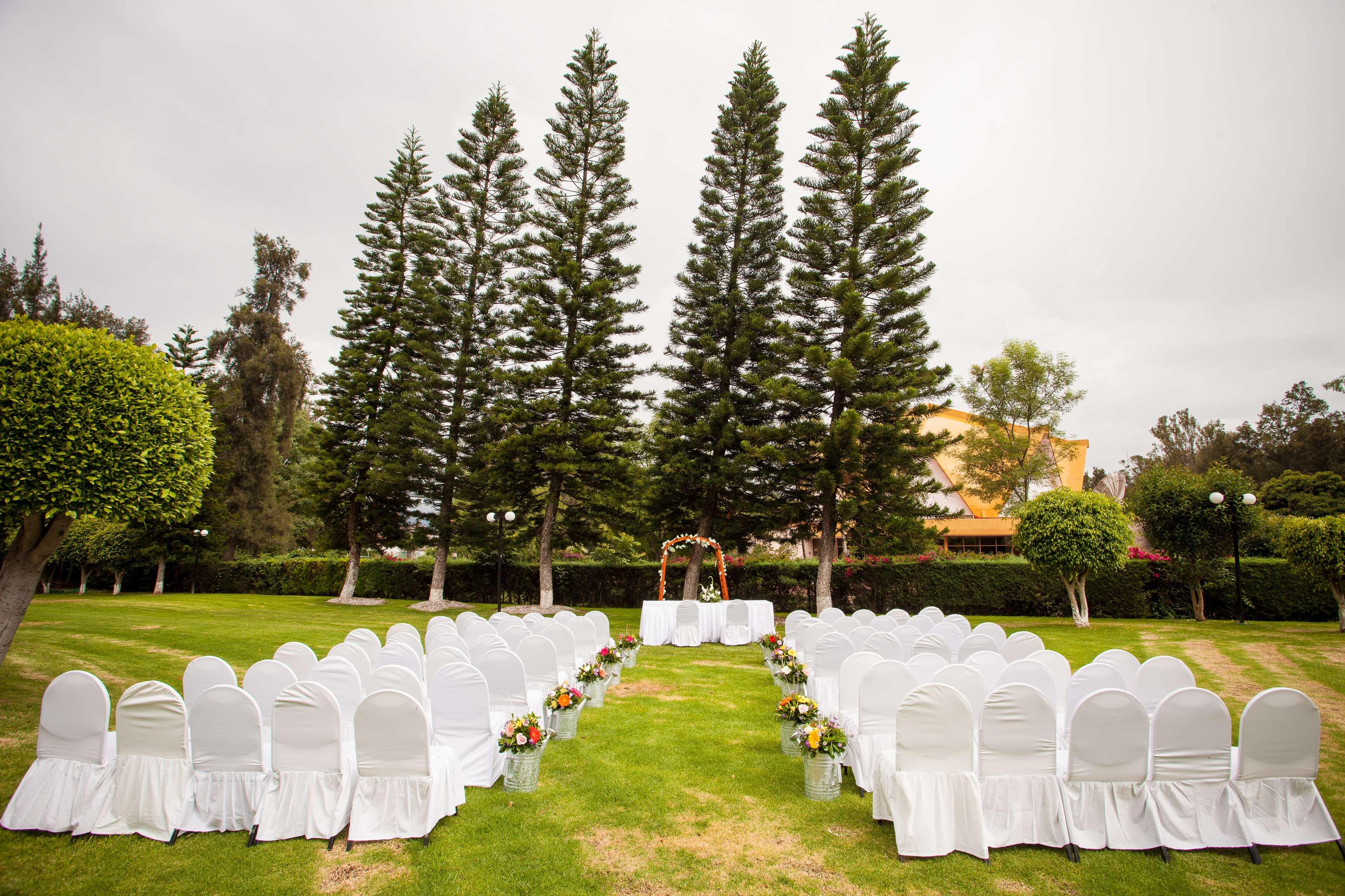 Grand Cantalagua Hotel Morelia, BW Signature Collection Экстерьер фото The lawn at the hotel