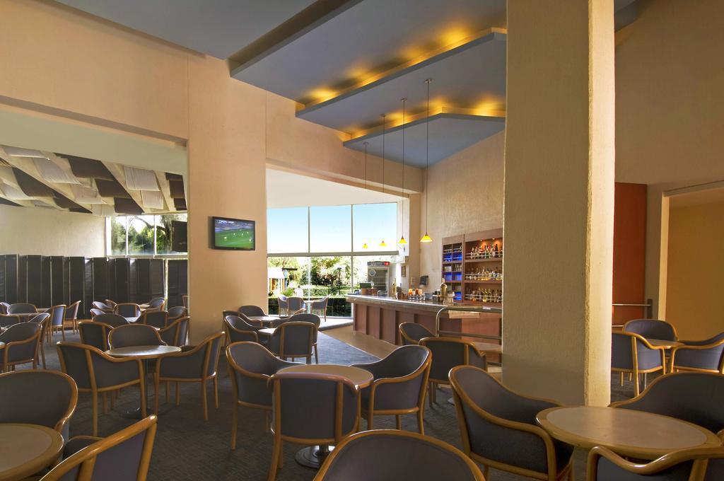Grand Cantalagua Hotel Morelia, BW Signature Collection Ресторан фото The Club at Palm Springs International Airport